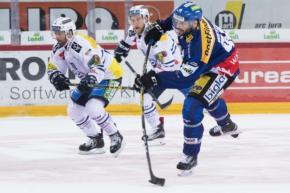 Biels Stuermer Philipp Wetzel, rechts, schiesst das zweite Tor fur Biel an der Seite von Ambris Verteidiger Oliver Kamber, links, und Ambris Verteidiger Jesse Zgraggen, Mitte, waehrend dem Eishockey M ...