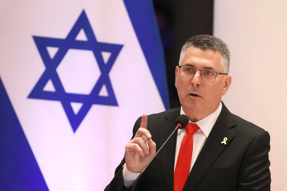 epa12546143 Israeli Foreign Minister Gideon Saar speaks to the press after a meeting with the Paraguayan foreign minister at the Foreign Ministry in Asuncion, Paraguay, 24 November 2025. EPA/JUAN PABL ...