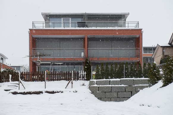 Blick auf das Haus (rechts) in dem sich das Drama abspielte.