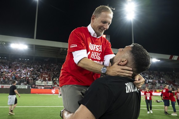 Trainer Mauro Lustrinelli (FCT), und einem Fan jubeln nach dem Sieg (2-1) gegen FC Aarau und steigen in die Super League auf, nach dem Fussball Meisterschaftsspiel der Swiss Challenge League zwischen  ...