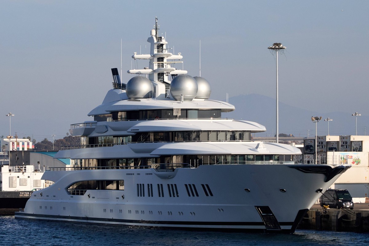 L'Amadea, un superyacht de 300 millions de dollars saisi en 2022 par Washington à l'oligarque russe Suleiman Kerimov, sous sanctions américaines, va être mis aux enchères.