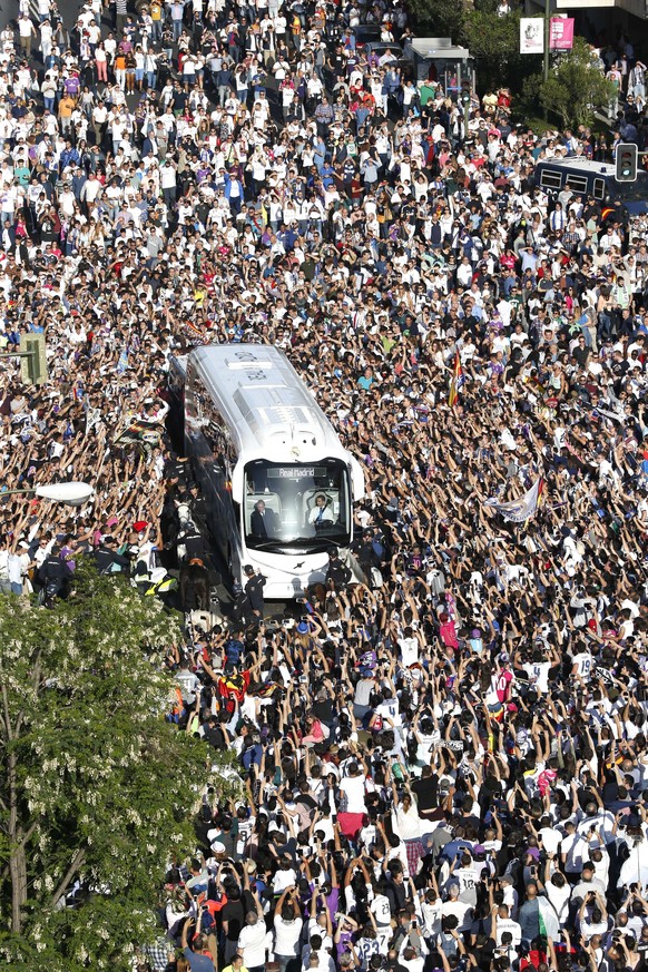 epa05924268 The bus of Real Madrid arrives at the Santiago Bernabeu stadium before the start of the Liga Primera Division 33rd round match between Real Madrid and FC Barcelona in Madrid, Spain, 23 Apr ...