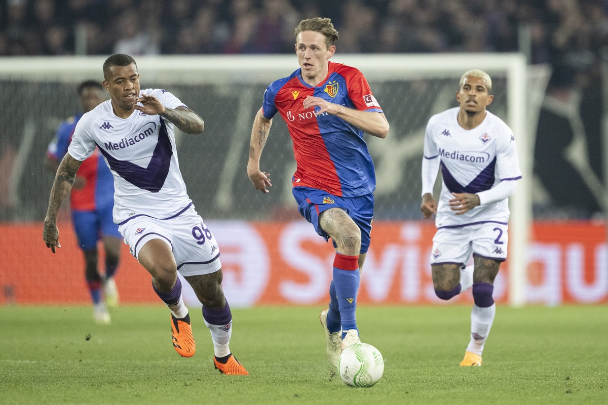 epa10637356 Fiorentina's Igor, left, against Basel's Wouter Burger, right, during the UEFA Conference League semifinal second leg match between Switzerland's FC Basel 1893 and Italy ...