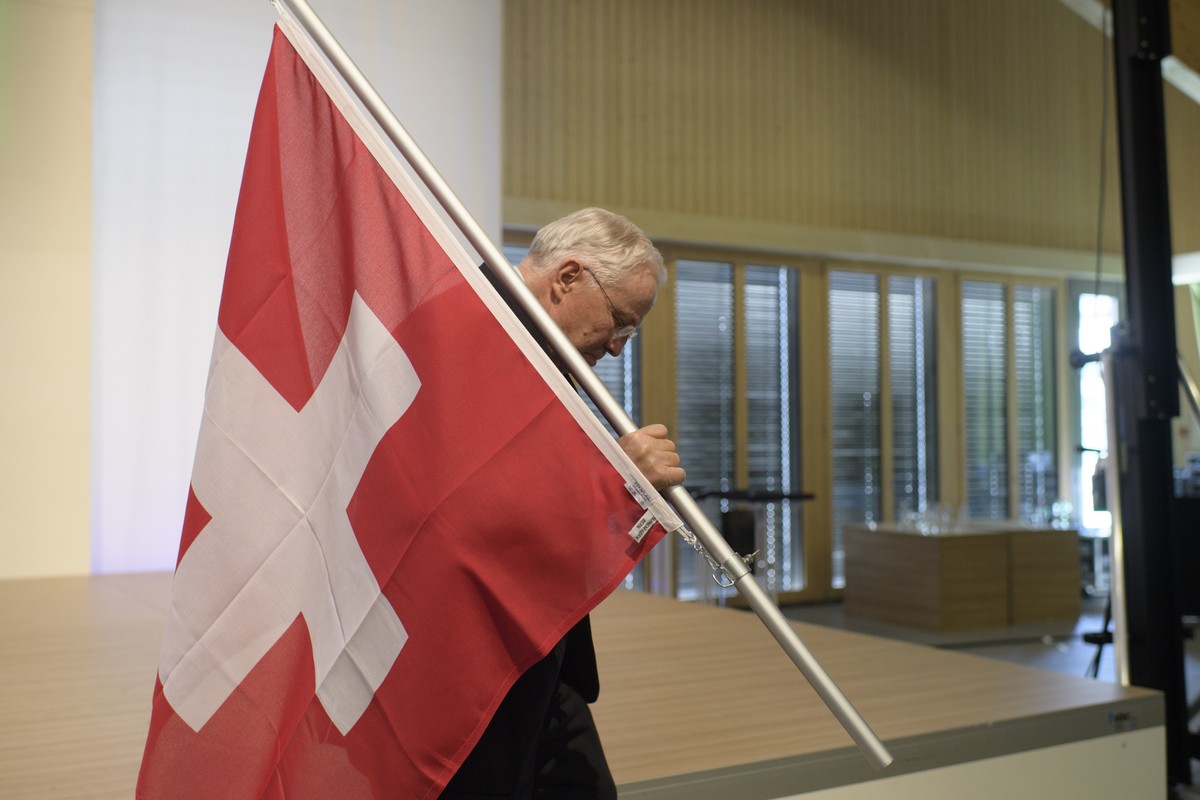 Alt Bundesrat Christoph Blocher verlaesst die Buehne nach seiner Rede, an der Delegiertenversammlung der SVP Schweiz, am Samstag, 24. Maerz 2018, in Klosters. (KEYSTONE/Gian Ehrenzeller)