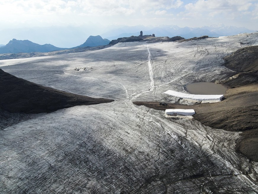 Über den Gletscher führt auch ein Fussweg zum Quille du Diable (Felssporn hinten in der Mitte).