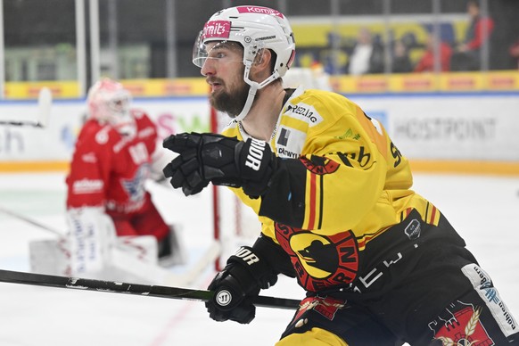 Berns Tristan Scherwey, rechts, bejubelt sein 0-1, gegen Rapperswils Melvin Nyffeler, im Eishockeyspiel der National League zwischen den Rapperswil-Jona Lakers und dem SC Bern, am Freitag, 28. Oktober ...