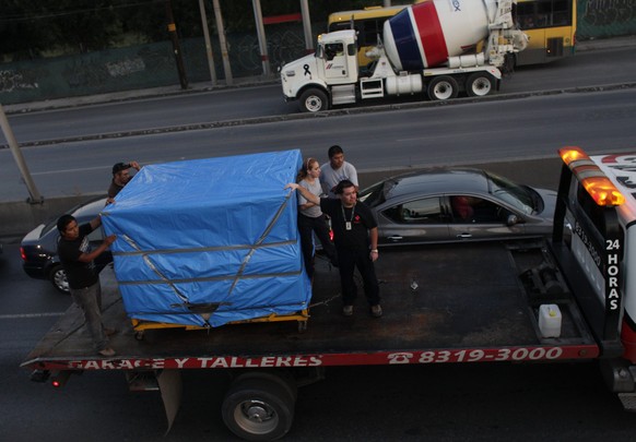 Der tote Körper von Manuel Uribe wird ins Krematorium gebracht.