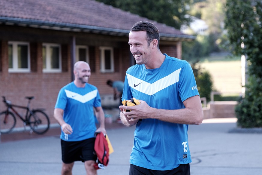 Umziehen im Schulhaus – dann ab über eine frisch geteerte Strasse. Das neue Leben von Fussball-Senior Marco Streller.