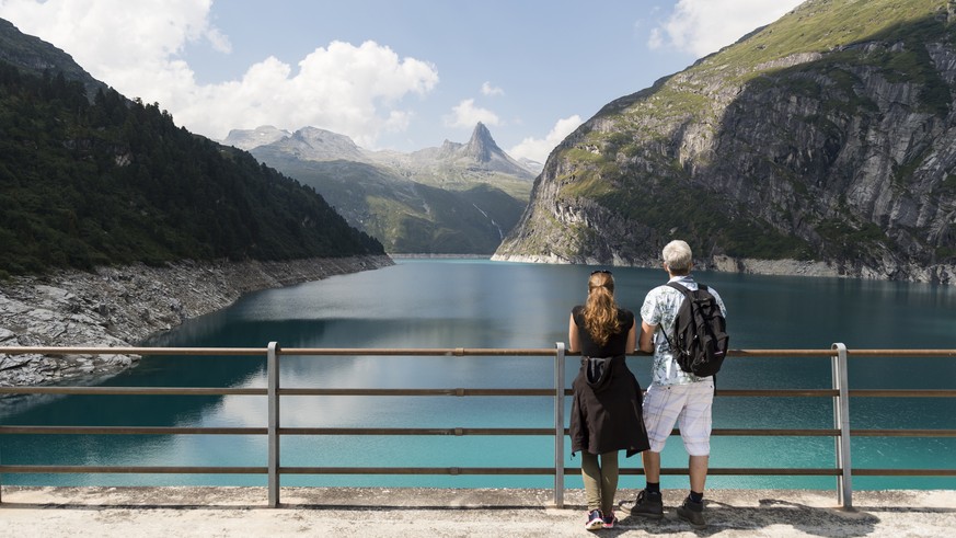 ZUR EIDGENOESSISCHEN ABSTIMMUNG VOM 21. MAI 2017 UEBER DAS ENERGIEGESETZ STELLEN WIR IHNEN ZUM THEMA WASSERKRAFT FOLGENDES BILDMATERIAL ZUR VERFUEGUNG – Touristen blicken ueber den Stausee zum Zervrei ...