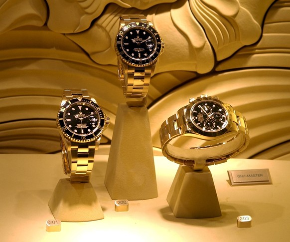 Blick in ein Schaufenster am Rolex-Stand an der Messe fuer Uhren und Schmuck in Basel, aufgenommen am Mittwoch 3. April, 2002. Die Weltmesse fuer Uhren und Schmuck oeffnet vom 4. bis 11. April die Tor ...