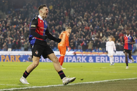 Basels Benjamin Kololli jubelt nach seinem Tor zum 1-0 im Super League Spiel zwischen dem FC Basel 1893 und dem BSC Young Boys, im Stadion St. Jakob-Park in Basel, am Samstag, 27. Januar 2024. (KEYSTO ...