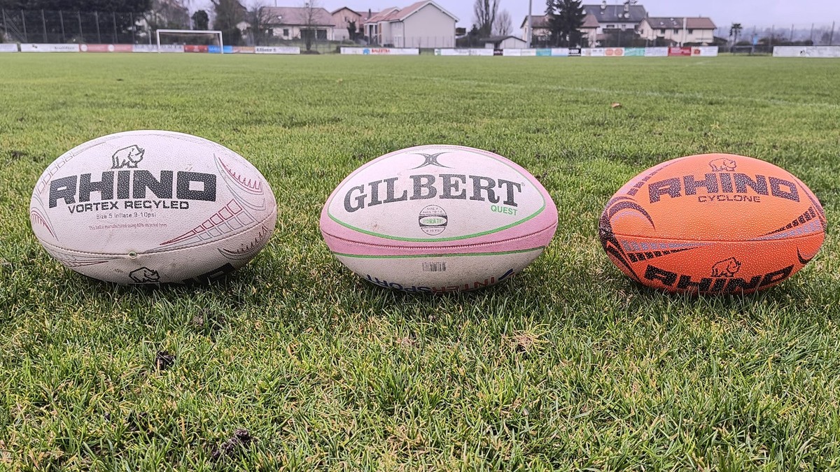 De gauche à droite, un ballon de rugby taille 5, 4 et 3.