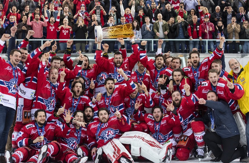 Antonio Rizzello und die Mannschaft von Rapperswil jubeln mit dem Pokal nach dem fuenften Playoff-Finalspiel der Eishockey Swiss League zwischen den SC Rapperswil-Jona Lakers und dem EHC Olten, am Fre ...