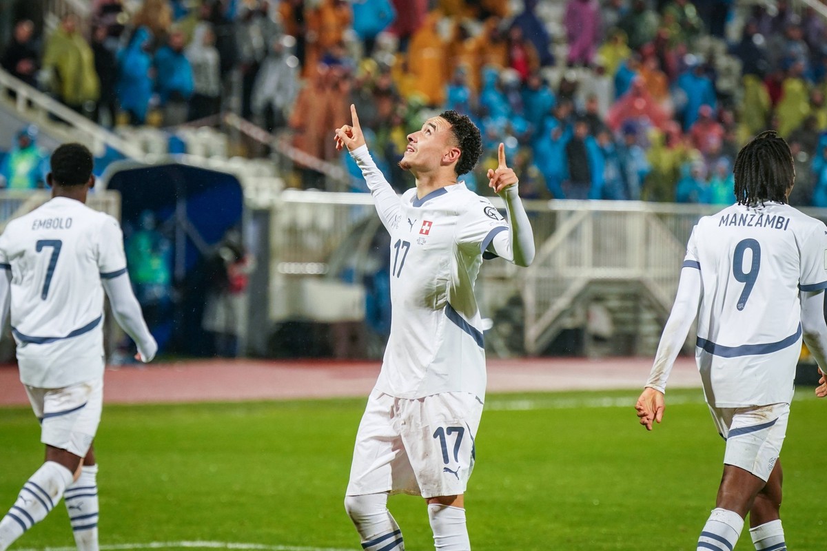 Fussball WM-Qualifikation 2025/26, 10. Spieltag - Kosovo vs Schweiz - Fadil-Vokrri-Stadion Pristina: Tor und Torjubel zum 0:1 durch Ruben Vargas Schweiz, 17 Freude, Emotionen, Jubel Pristina Kosovo ** ...