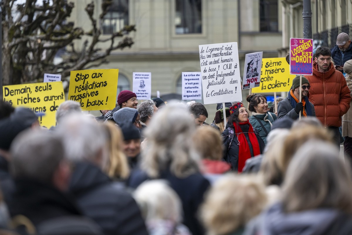 Des personnes manifestent contre la speculation immobiliere et les expulsions, a l'appel de collectifs d'habitants et de l'Asloca, ils ont crie leur colere contre les expulsions de loca ...