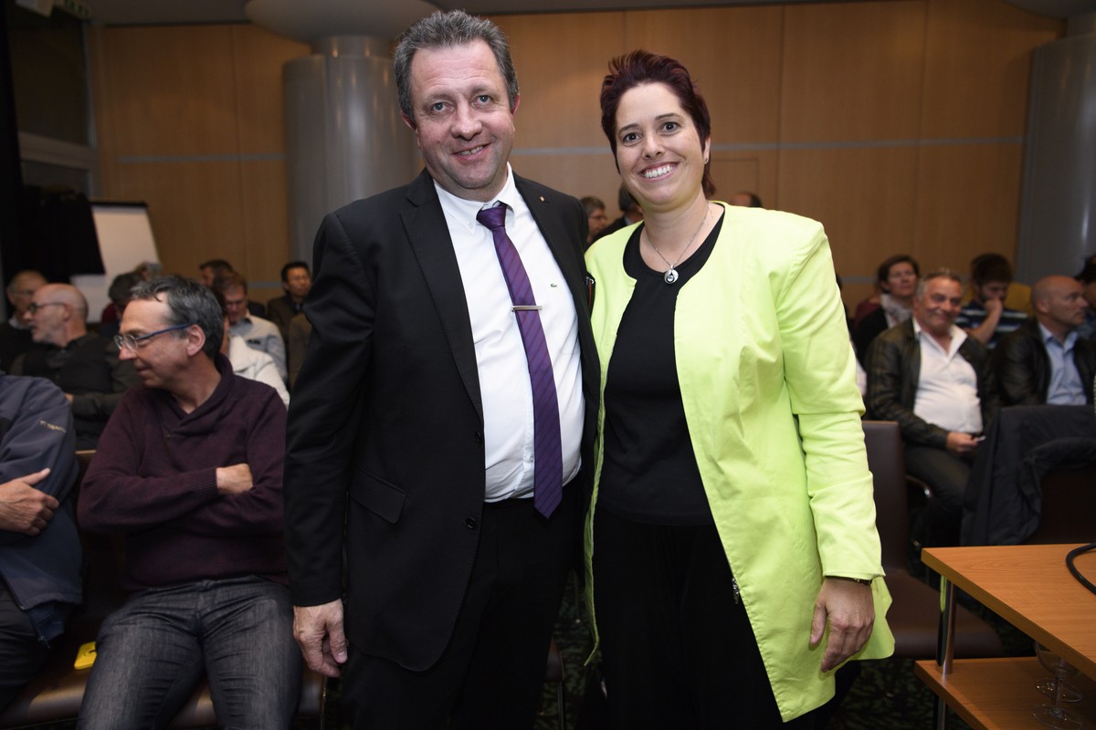 Isabelle Chevalley, droite, (vert'liberal) est congratulee par Jacques Nicolet, gauche, candidat (UDC) lors de l'assemblee generale du Parti vert'liberal vaudois en vue du deuxieme tour ...