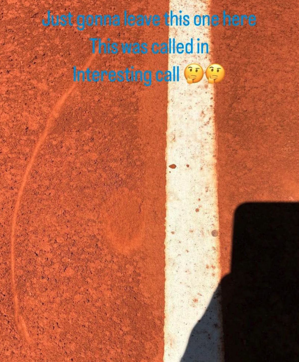 Alexander Zverev était très dubitatif – c'est un euphémisme – face à cette balle annoncée bonne par l'arbitrage électronique.