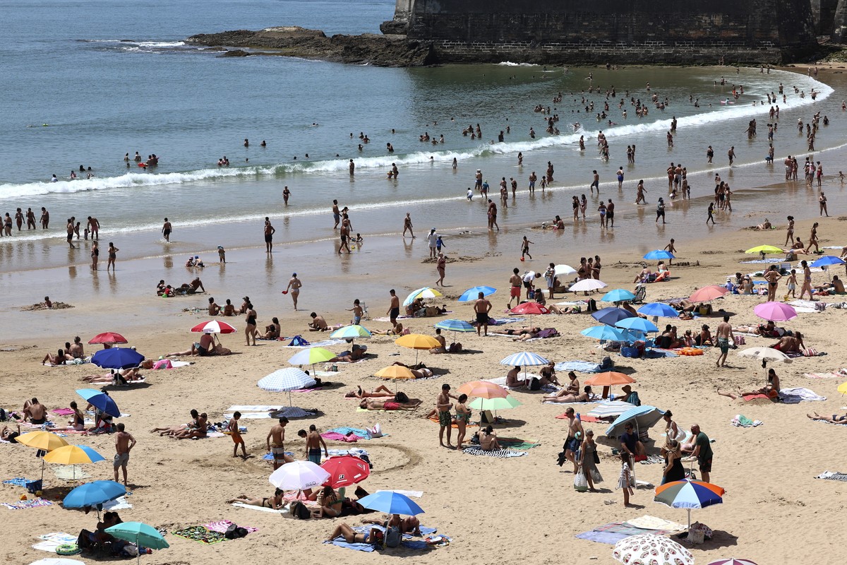 epa12202704 People cool off at the beach during a heat wave in Oeiras near Lisbon, Portugal, 28 June 2025. EPA/ANTONIO COTRIM