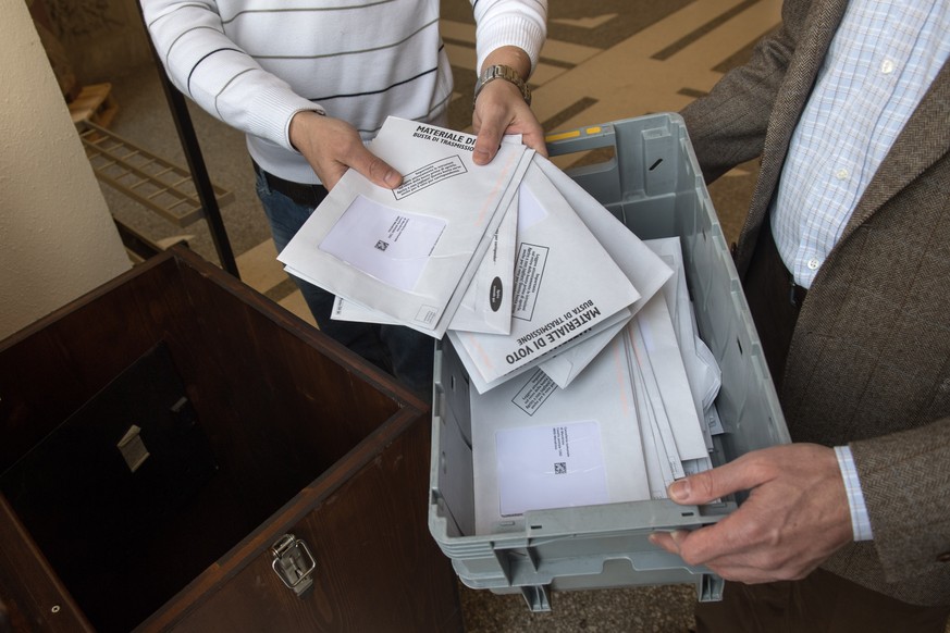 Sortierung von Abstimmungscouverts der brieflichen Abstimmung in einem Abstimmungslokal in Mendrisio, am Sonntag, 4. Maerz 2018. Die Schweizer Stimmbevoelkerung entscheidet heute ueber die &quot;No Bi ...