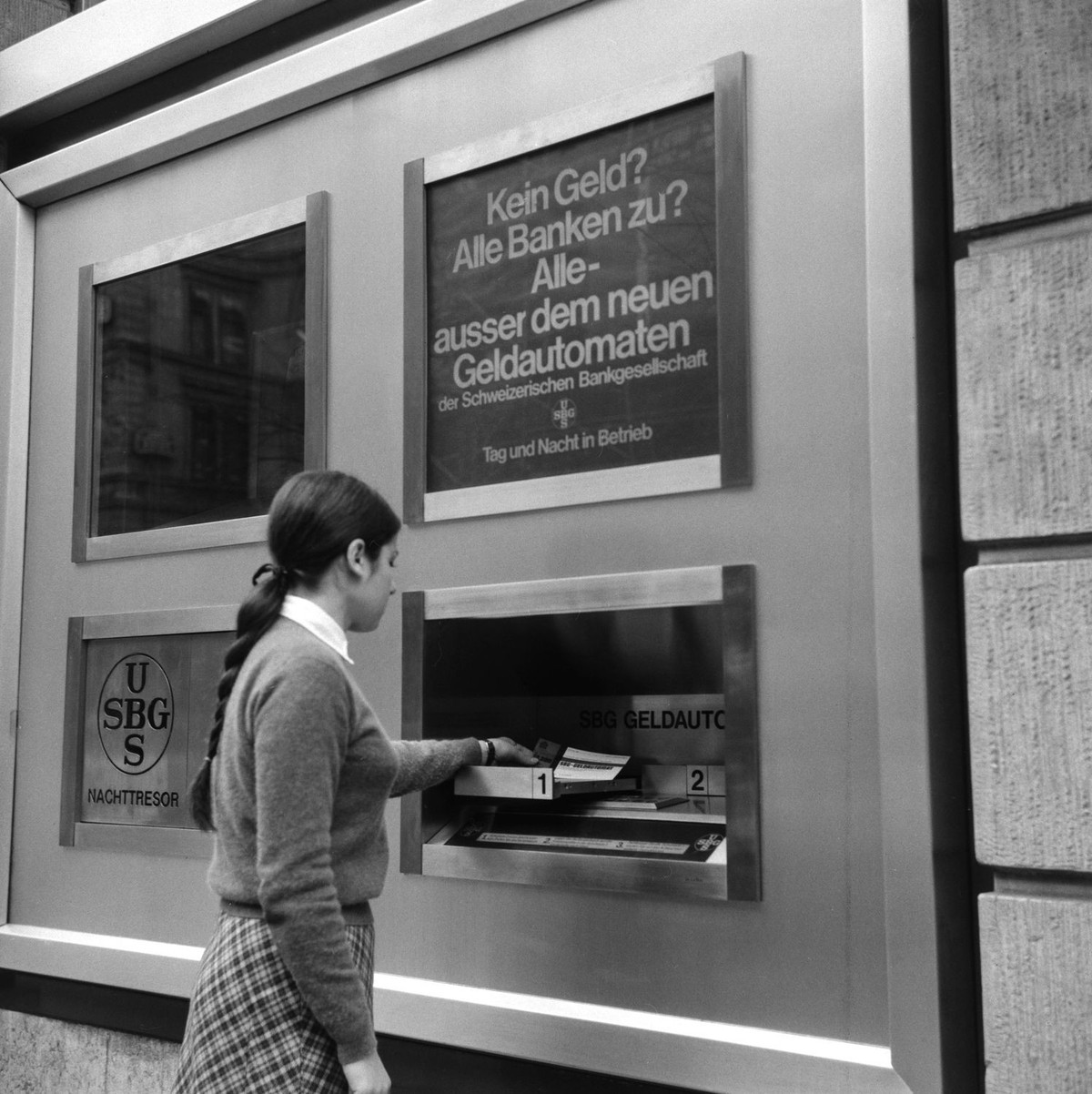 Der Geldautomat der Schweizerischen Bankgesellschaft an der Bahnhofstrasse in Zuerich, aufgenommen am 8. November 1967. Es ist der erste Geldautomat in der Schweiz. (KEYSTONE/PHOTOPRESS-ARCHIV/Ghislen ...