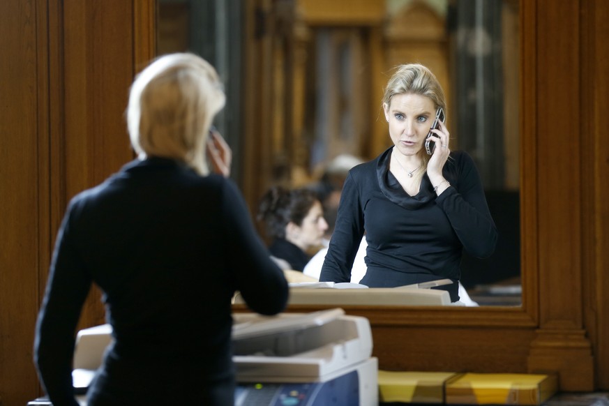 Celine Amaudruz, Nationalraetin SVP-GE, telefoniert im Vorzimmer des Nationalrats vor Beginn der Debatten, am Montag, 4. Mai 2015 waehrend der Sondersession im Nationalrat in Bern. (KEYSTONE/Peter Kla ...