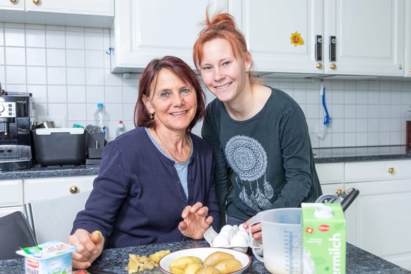 Gioya Noser and her mother Janine Noser cook together.