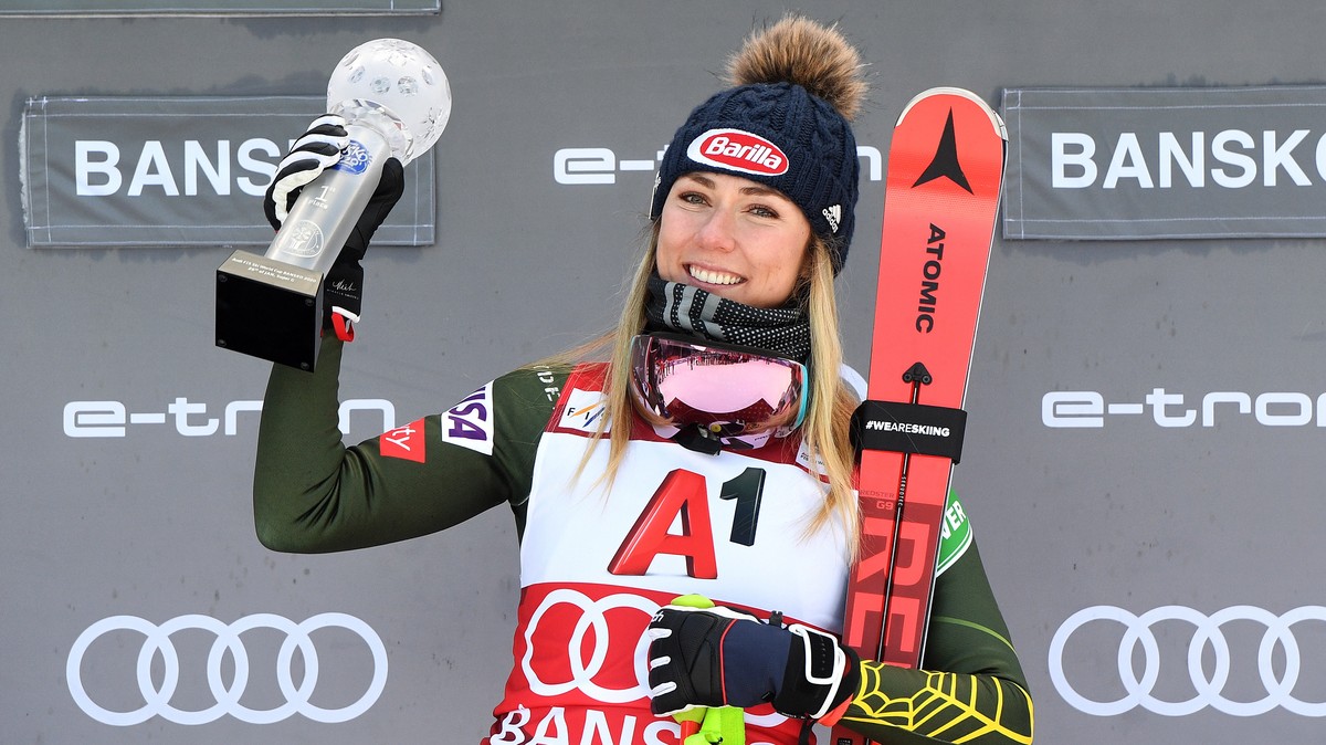 epa08165949 Winner Mikaela Shiffrin of the USA celebrates on the podium for the Women's Super G race of the Alpine Skiing World Cup in Bansko, Bulgaria, 26 January 2020. EPA/VASSIL DONEV