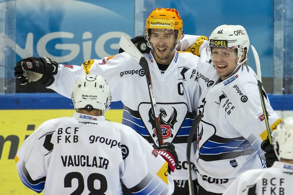 Jubel bei Fribourgs Tristan Vauclair, Fribourgs Julien Sprunger und Fribourgs Flavio Schmutz, von links, im Eishockey Meisterschaftsspiel der National League zwischen dem EV Zug und dem HC Fribourg-Go ...