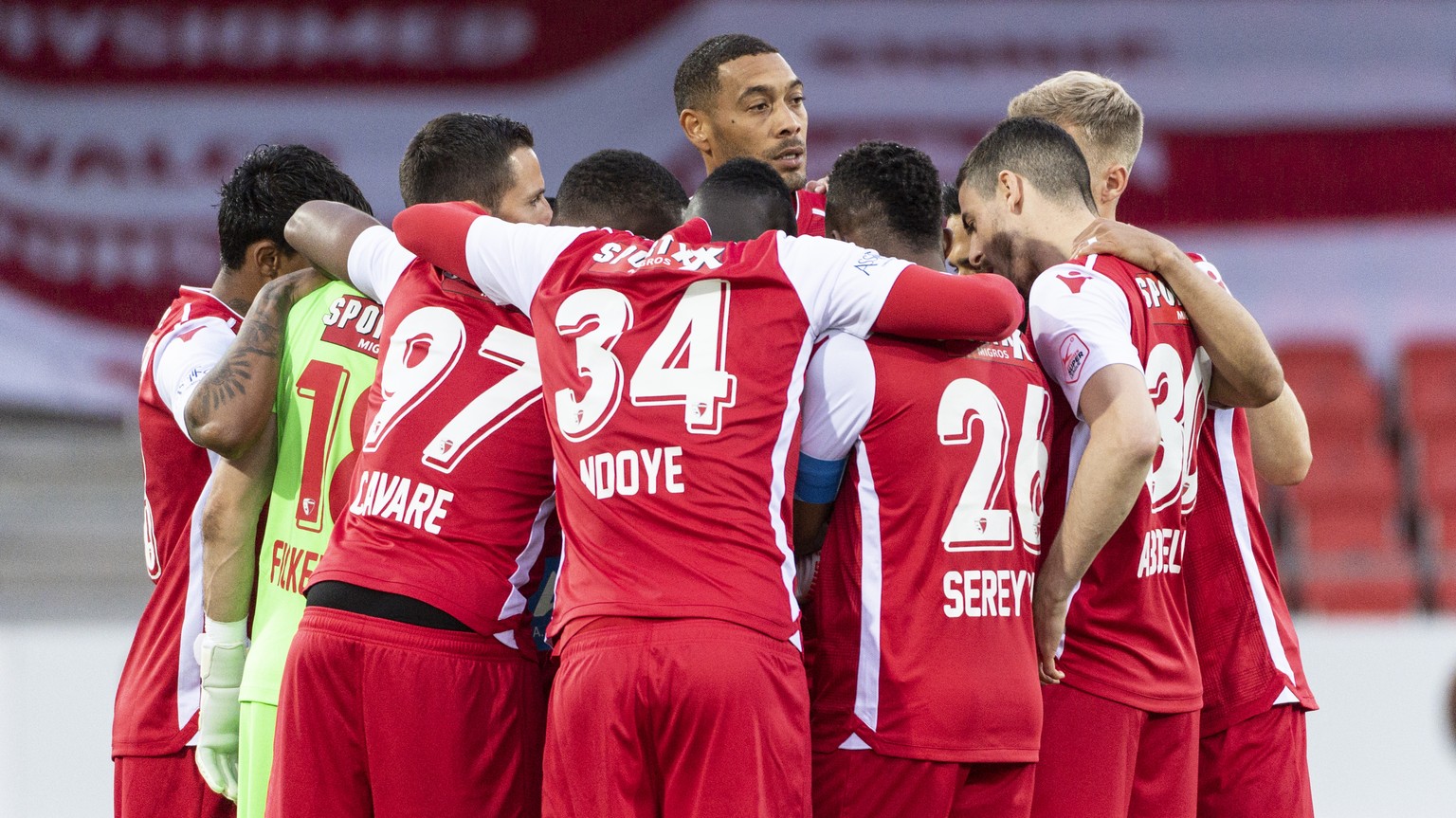 Le Sedunois Guillaume Hoarau, centre, rassemble l&#039;equipe avant le dernier match de la saison de football de Super League entre le FC Sion et le FC Basel, ce vendredi 21 mai 2021 au stade de Tourb ...