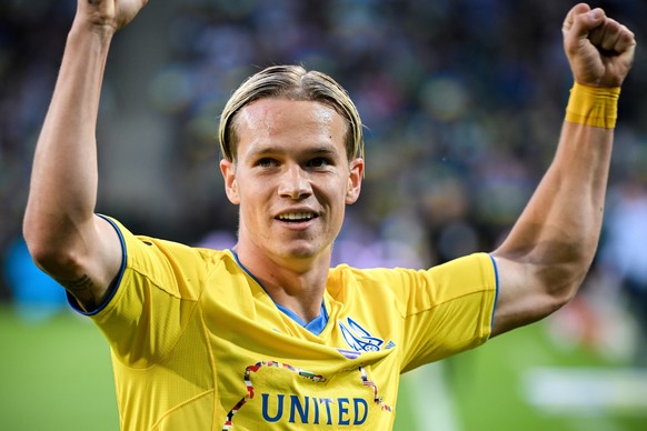 epa09940857 Ukraine&#039;s Mykhailo Mudryk celebrates after scoring the opening goal in the benefit soccer match between Borussia Moenchengladbach and the national team of Ukraine at Borussia-Park in  ...