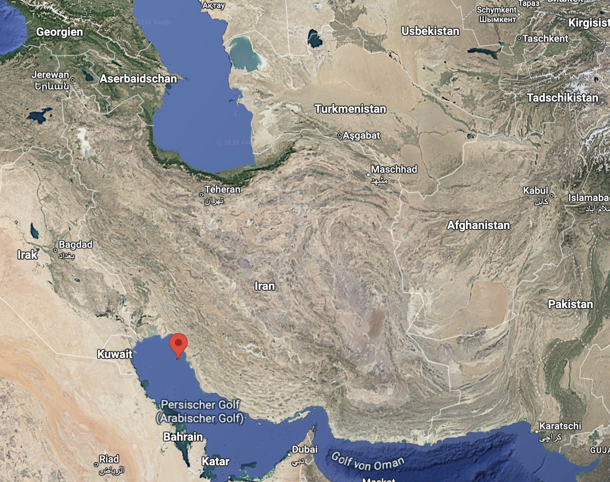 Die Insel liegt etwa 25 Kilometer vor der Küste des iranischen Festlands.