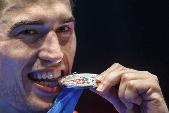 Max Heinzer mit seiner Silbermedaille.