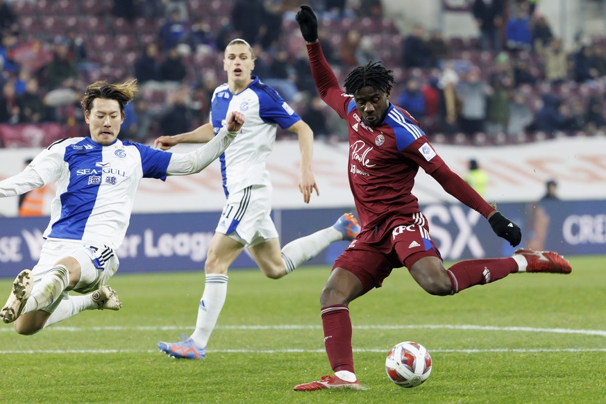 Servette&#039;s forward Chris Bedia, right, scores the 2:1 past Grasshopper&#039;s defender Ayumu Seko, left, and Grasshopper&#039;s defender Noah Loosli, centre, during the Super League soccer match  ...