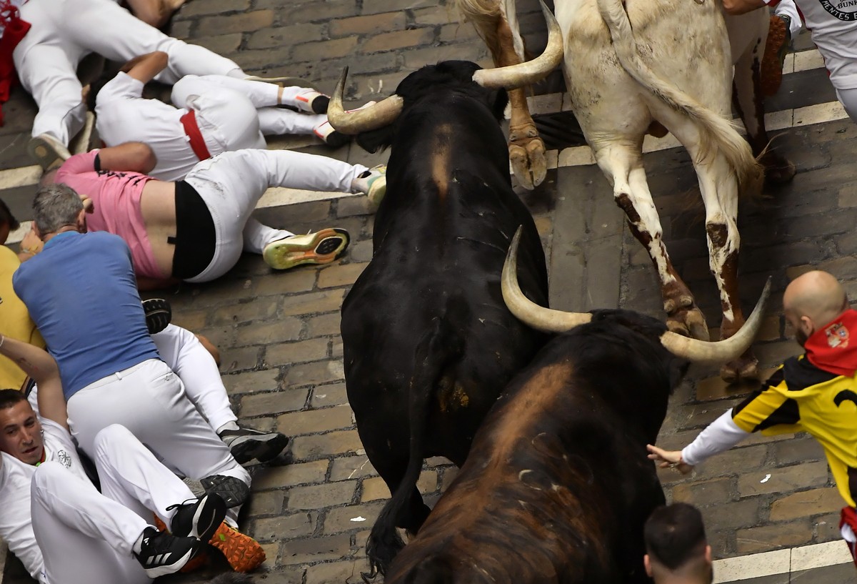 Revelers run with bulls from Victoriano del R