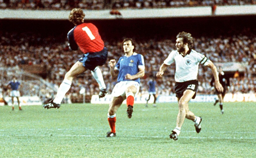 08.07.1982: Das brutalste WM-Foul aller Zeiten: Toni Schumacher streckt Patrick Battiston nieder