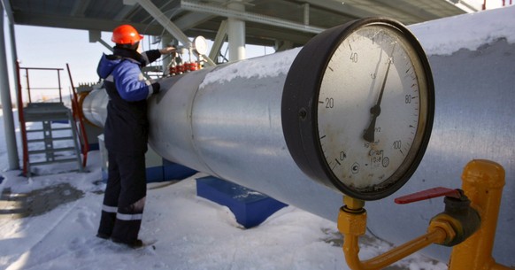 epa01598274 A Gazprom employee works at the gas measuring station Sudzha, just 200 metres from the Ukrainian border, Kursk region, Russian Federation, 13 January 2009. Russian gas monopoly Gazprom urg ...