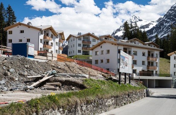 Bau von Zweitwohnungen in Arosa am Dienstag, 14. Mai 2013. (KEYSTONE/Arno Balzarini)