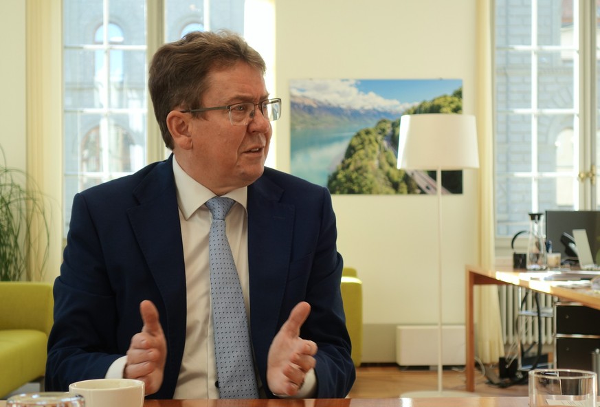 Bundesrat Albert Rösti (SVP) spricht im Interview mit watson in seinem Büro im Bundeshaus Nord über die bevorstehenden Abstimmungen am 24. November 2024 zum Autobahnausbau, die Aufhebung des AKW-Neuba ...