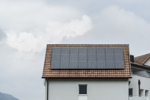 Solarzellen auf einem Hausdach in Balzers, Liechtenstein, aufgenommen am 23. April 2013. (KEYSTONE/Christian Beutler)