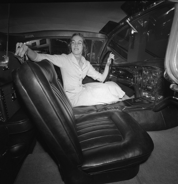 Photographer: Gerber, Hans Title: Geneva Motor Show, Opening description: Facel-Vega Date: 1957 Recorded in: Geneva Motor Show, 1957