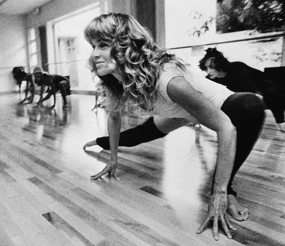 ZUM 80. GEBURTSTAG VON JANE FONDA AM DONNERSTAG, 21. DEZEMBER 2017, STELLEN WIR IHNEN FOLGENDES BILDMATERIAL ZUR VERFUEGUNG --- Actress Jane Fonda exercises dressed in a leotard n her newly opened exe ...