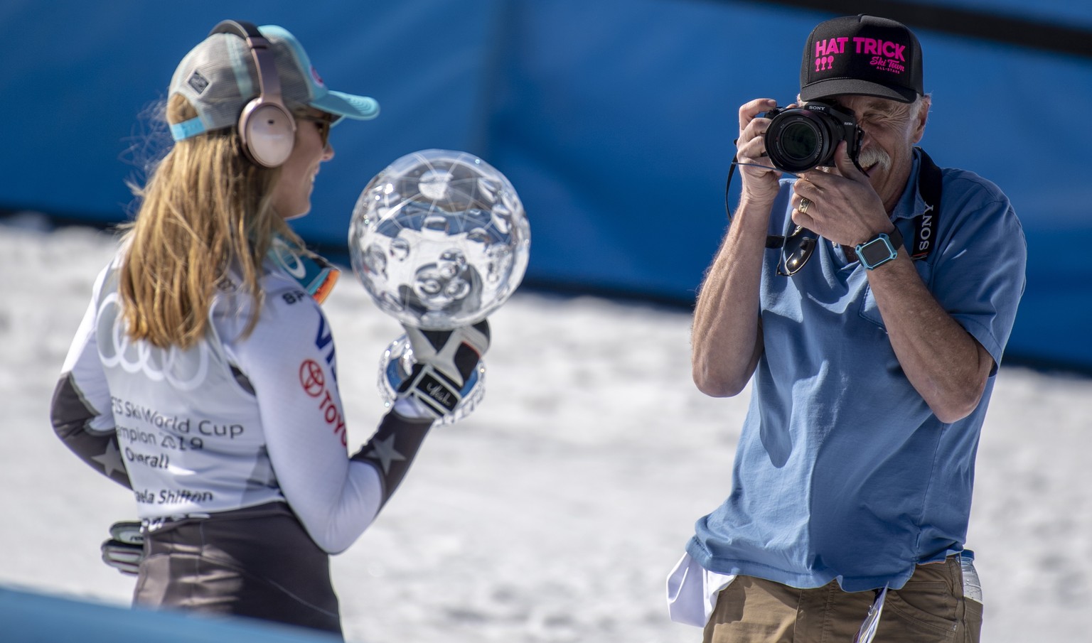 epaselect epa07444951 Mikaela Shiffrin of the US poses for her father Jeff Shiffrin at the FIS Alpine Skiing World Cup finals in Soldeu-El Tarter, Andorra, 17 March 2019. EPA/CHRISTIAN BRUNA