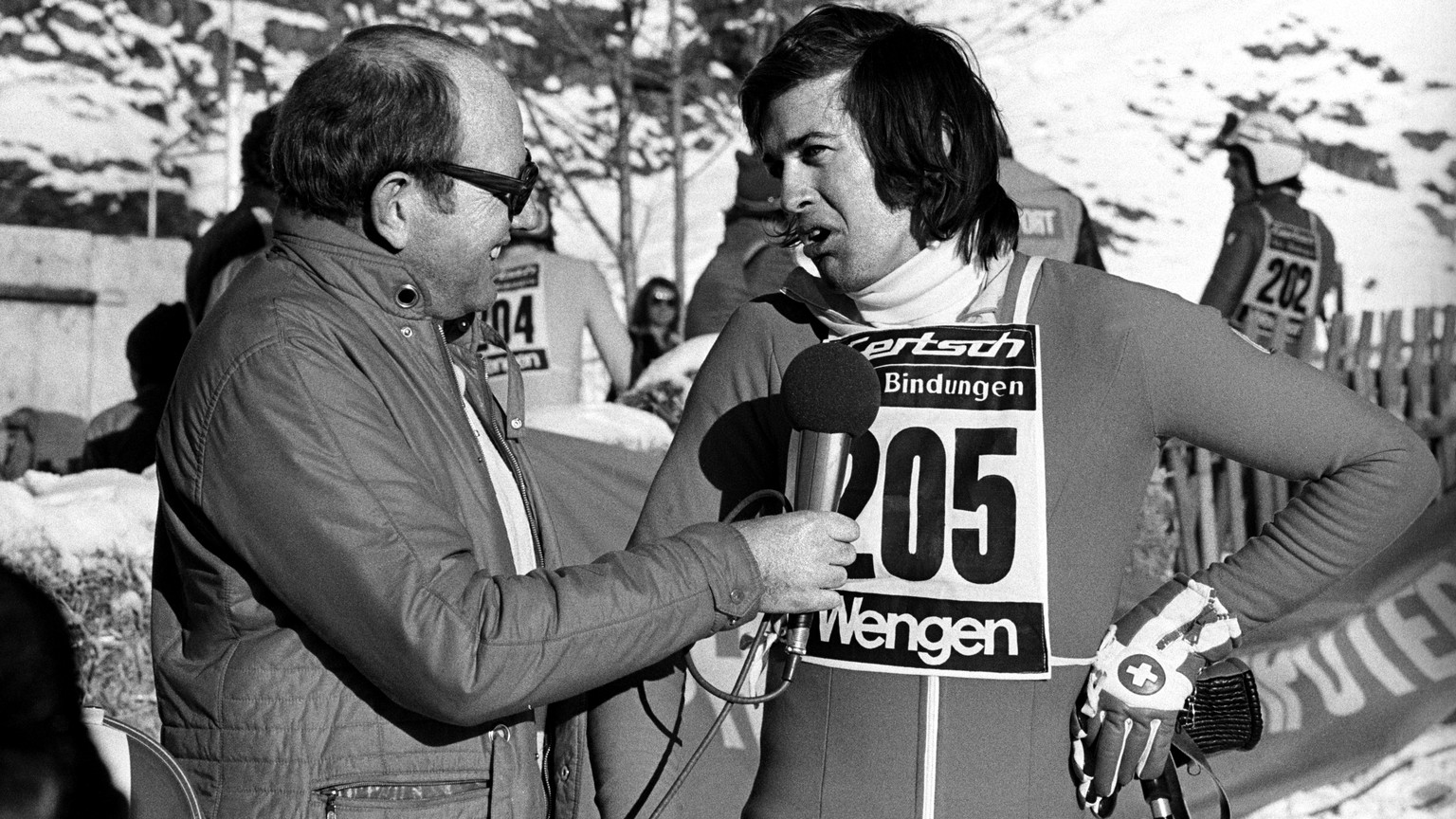 ARCHIV - ZUM TOD DES SPORTREPORTERS KARL ERB STELLEN WIR IHNEN FOLGENDES BILDMATERIAL ZUR VERFUEGUNG - Der Schweizer Skirennfahrer Bernhard Russi gibt am 10. Januar 1974 am Vorbereitungstraining zur A ...