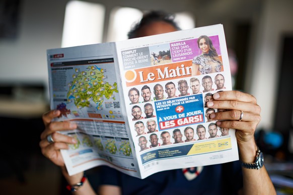 Un homme lit le journal &quot;Le Matin&quot; ce mardi 5 juin 2018 a Lausanne. (KEYSTONE/Valentin Flauraud)