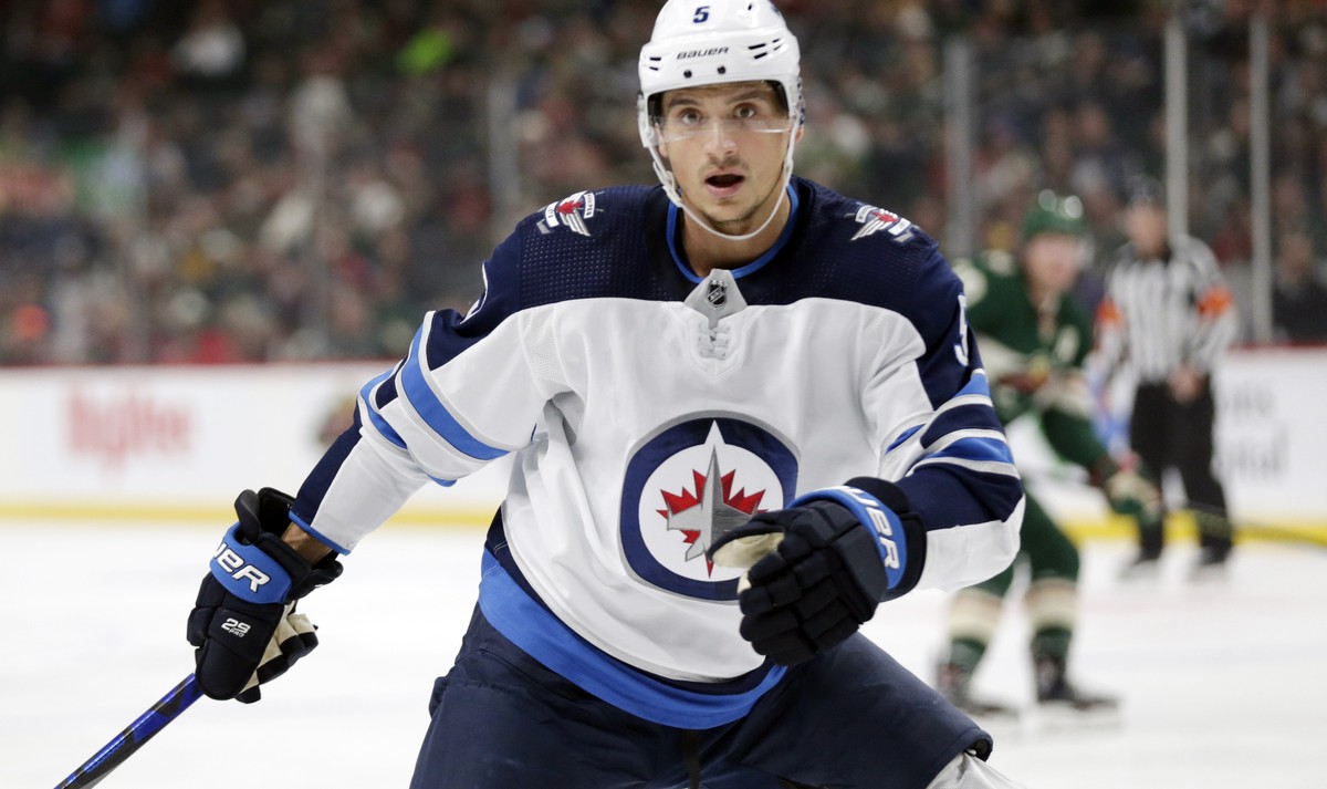 ARCHIVBILD ZUM SDA-TEXT UEBER LUCA SBISA, AM DONNERSTAG, 23. APRIL 2020 - Winnipeg Jets' Luca Sbisa skates against the Minnesota Wild during an NHL hockey game Saturday, Dec. 21, 2019, in St. Pau ...