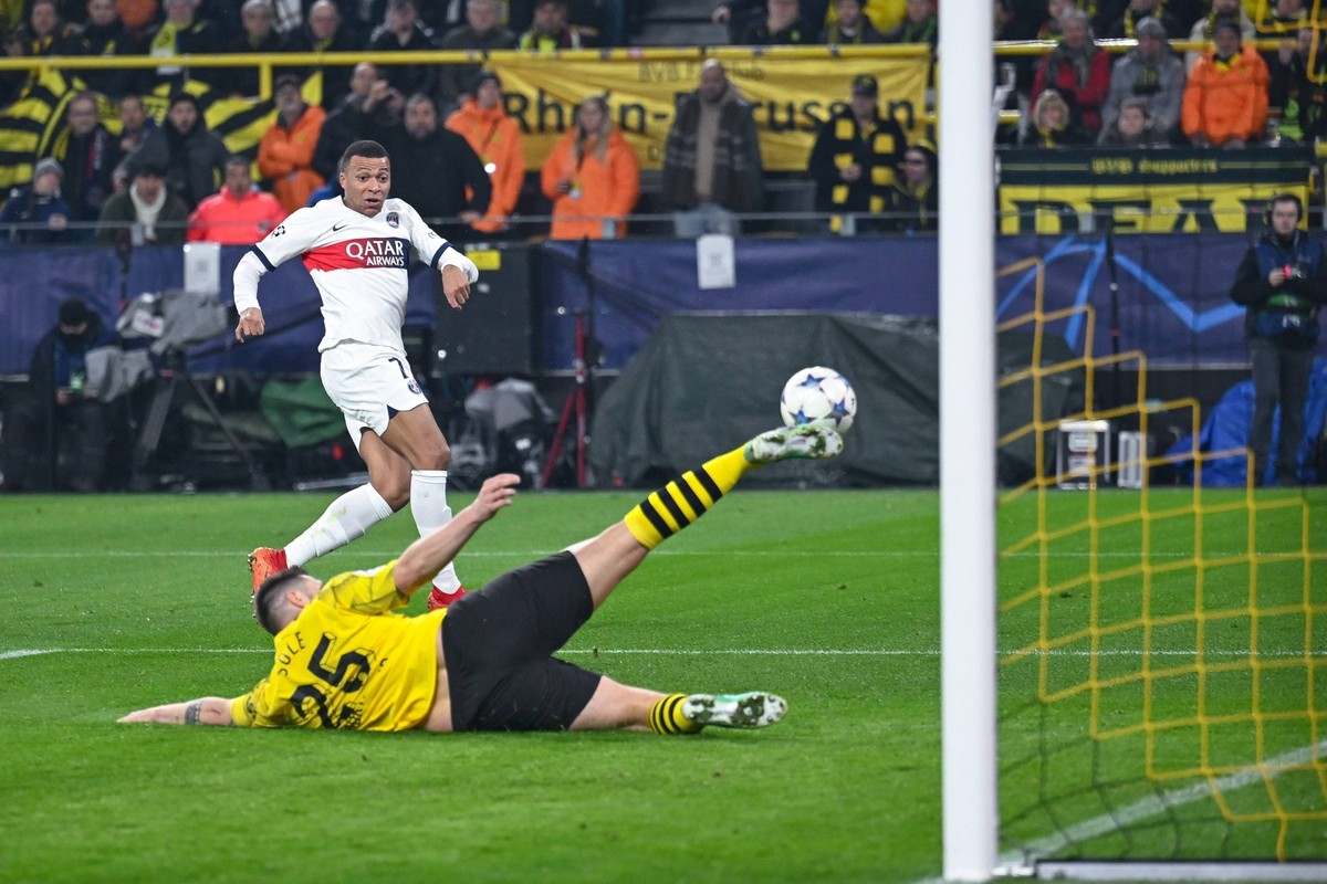 13.12.2023, Fussball, UCL, UEFA Champions League, Gruppenphase, 6. Spieltag, Saison 2023/2024, Borussia Dortmund - Paris St. Germain, Niklas S�le Borussia Dortmund kl�rt in letzter Sekunde gegen Kylia ...