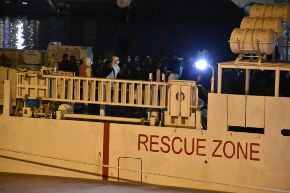 epa06961036 The Italian Coast Guard ship &#039;Diciotti&#039; is docked in the port of Catania, Italy, 20 August 2018 with the 177 migrants rescued the night off 15/16 August from a barge offshore of  ...