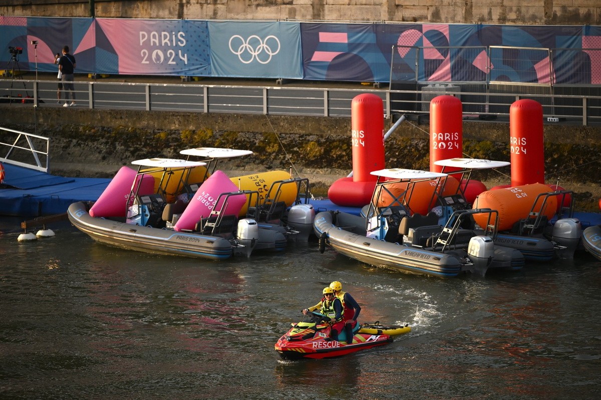 epa11507790 Rescue personnel on a jetski on the Seine river at the location of the Men's Triathlon course near Pont Alexandre III during the Paris 2024 Olympic Games in Paris, France, 30 July 202 ...