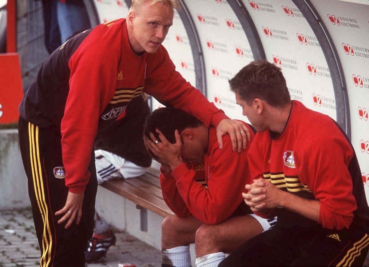 Carsten Ramelow tröstet Michael Ballack.