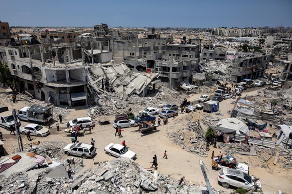 epaselect epa11499340 Palestinians flee from Khan Yunis after a new evacuation order was issued by the Israel Defense Forces (IDF), Khan Yunis camp in the southern Gaza Strip, 27 July 2024. More than  ...